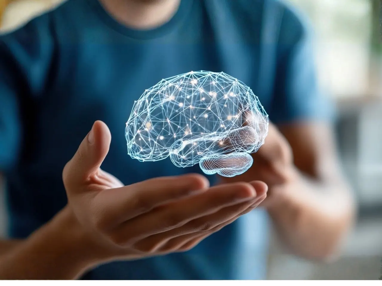 Mãos abertas com a imagem de um cérebro iluminado, a representar a neuropsicologia